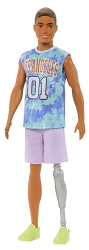 Barbie Poupée Mannequin Ken Fashionistas N° 212 avec Prothèse De Jambe Et Maillot Los Angeles, Short Violet Et Baskets, À Collectionner, Jouet Enfant, A Partir De 3 Ans, HJT11