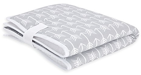 KraftKids Resekudde i vita pilar på grå, resekudde 60 cm x 60 cm, skötunderlag för resor med kärlek handgjord i EU