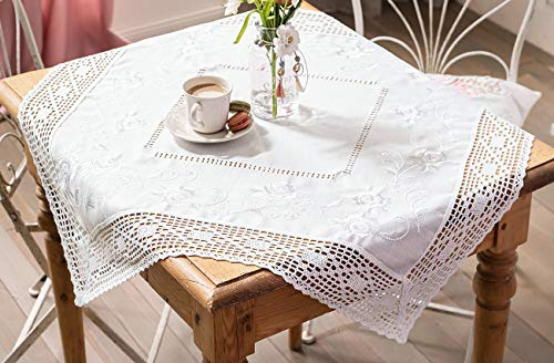 Dekoleidenschaft Tischdecke „Rosenstickerei“ 85 x 85 cm, weiß, mit nostalgischer Häkelborte, Mitteldecke, Tischtuch, quadratisch, aus pflegeleichtem Polyester