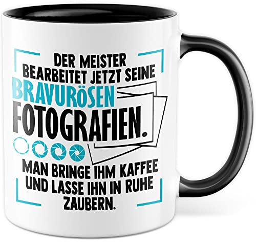 Tasse Kameramann Geschenk, Der Meister bearbeitet jetzt seine meisterhaften Fotografien Geschenkidee Fotograf Kaffee-Becher Kaffeetasse Tasse mit Spruch lustig Kamera (Weiß/Schwarz)