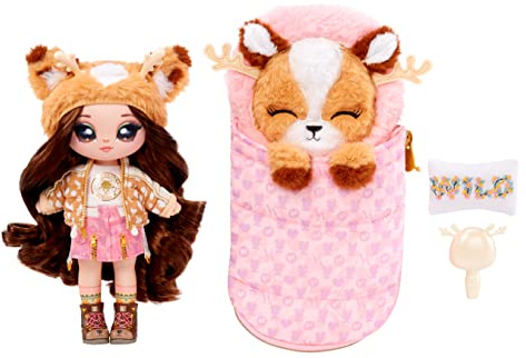Na! Na! Na! Surprise Serie Camping- MYRA Woods - Muñeca de Peluche Inspirada en un Ciervo, con Pelo castaño y Saco de Dormir - Incluye Vestido, Almohada y Cepillo - Coleccionable - Edad: 5+ años