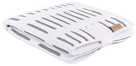KraftKids Resor lindad i gråa streck på vitt, resekudde 60 cm x 60 cm, skötunderlag för resor med kärlek, handgjort i EU