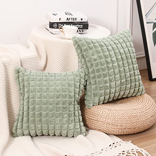 Mandioo 2er Set Super Soft Plüsch Faux Pelz Dekokissen Kissenbezüge 60x60 cm Salbei grün, Plaid Textur Moderne Luxus Kissenbezug Sofakissen Dekorativ Couchkissen Kissenhülle für Sofa Couch