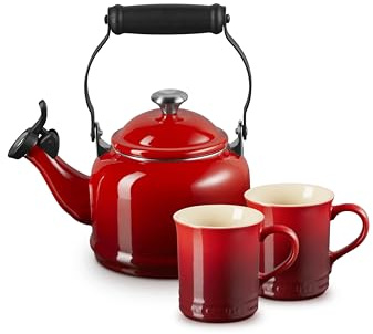 Le Creuset Demi-Wasserkocher aus Emaille auf Stahl mit Metalloberflächen und Steingut, Set mit 2 Tassen, 1,25 qt. Wasserkocher und (2) 400 ml Tassen, Kirschrot