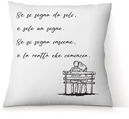 AL PRODUCTION Cuscino Personalizzato con Frase per Lui e Lei 40x40 cm con Fodera e Imbottitura per Divano, Letto e Poltrona - Idee Regalo Uomo e Donna Compleanno e San Valentino - Made in Italy
