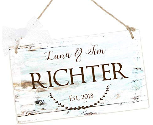 Türschild aus Holz mit Namen als Geschenk zum Einzug, als Hochzeitsgeschenk, zum Geburtstag und als besondere Dekoration für die Eingangstür, personalisiert mit Namen und Datum