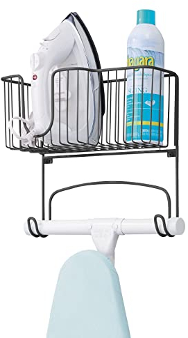 mDesign Bügelbretthalterung für die Wandmontage – Bügelbrett Aufbewahrung auch zum Verstauen von Bügeleisen und Waschmittel geeignet – praktische Wandaufhängung für mehr Stauraum – mattschwarz