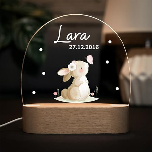 LARIFEE Nachtlicht Hase mit Schmetterling mit Name – Personalisiertes LED Nachtlicht für Kinder – Lampe aus Acrylglas & Holz, dimmbar – Geschenk zur Geburt oder Taufe