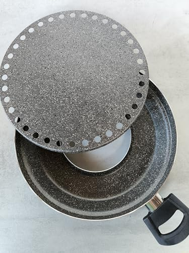 GRILL - PADELLA 2 MANICI Made in Italy, 32 cm. Cottura salutare grazie al sistema che permette di cuocere e scolare i grassi tramite i fori, nell'acqua sottostante. Antiaderente rinforzato.