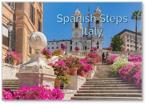 Perspektivisches Panorama der berühmten spanischen Treppe mit der Trinita Dei Monti Kirche, dem Obelisk im Zentrum von Rom, mit blauem Himmel, Wolken und Azaleen-Blumen-Display, Rom, Italien,
