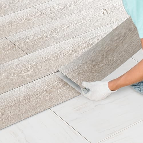 Fogmiea PVC-Bodenbelag selbstklebend, Holzoptik, 4 m², White Oak | Selbstklebende PVC-Dielen in Holzoptik; wasserfest, rutschfest und schwer entflammbar; 28 Stück decken 4 m² ab.