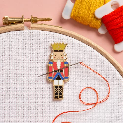 Needle Minder - Nussknacker für Kreuzstich, Nähen, Sticken und Nadelarbeiten Zubehör, Emaille und Magnet