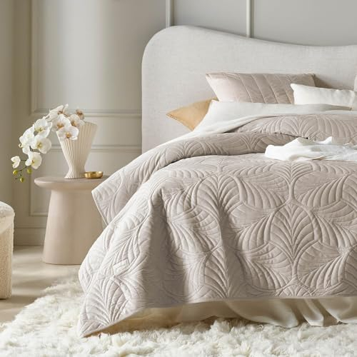 ROOM99 Feel Elegant Beige Bedspread 200 x 220 cm – Versatile as a Bed Throw or Sofa Throw – Quilted – Perfect as a Velvet Bedspread
