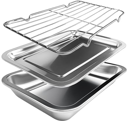 Juego de bandejas de horno de acero inoxidable NOXTON con rejilla de enfriamiento, incluye: 2 bandejas de horno, 1 rejilla de enfriamiento. Dimensiones de la bandeja: 35,5 x 26,5 x 4,5 cm.