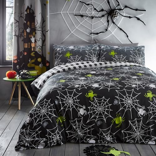 Bedlam - Housse de Couette Halloween Araignées - Taille Lit Simple (140 x 200cm) - Réversible (2 Designs) - Carreaux Noirs - Housse Lumineuse - Toiles d'Araignées Gris - Linge de Lit Halloween