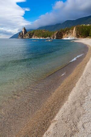 Cuadro en lienzo de 70 x 110 cm con vistas a la costa del lago Baikal (50675688)