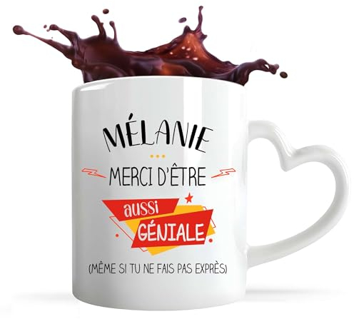 Planetee Tasse anse Coeur Mélanie géniale sans faire exprès | Mug avec anse en forme de Coeur | Idée Cadeau Humour Collègue Travail Famille Anniversaire Noël