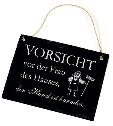 Vorsicht vor der Frau des Hauses, der Hund ist harmlos - Schild Schiefer Gravur Türschild 16 x 22 cm