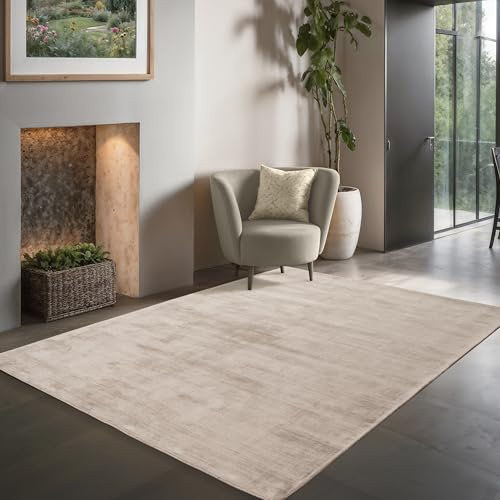 the carpet Janelle eleganter hochwertiger Viskose Wohnzimmer Teppich, exquisiter handegewebter Kurzflor mit Premium-Qualität, pflegeleicht, farbecht, Beige, 160 x 230 cm