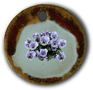 Schöner Keramik-Anhänger „Stiefmütterchen“ in rot marmoriert; Schmuck Kette Kettenanhänger Geschenk Kunsthandwerk Keramik rund Talisman Halskette Aufmerksamkeit Mitbringsel individuell
