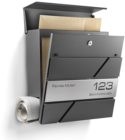 NewHabitat I Moderner Briefkasten Anthrazit mit Zeitungsfach - Wandbriefkasten personalisiert mit Edelstahl Namensschild und Hausnummer Gravur I Rostfrei und UV-beständig, inkl. Montagematerial