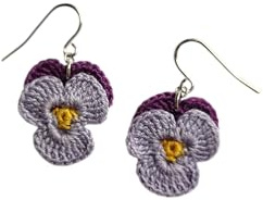 Orecchini Viola del Pensiero all’Uncinetto Fatti a Mano – Orecchini Floreali Lilla e Viola – Gioiello Romantico Regalo Donna