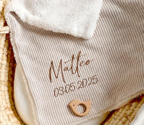 SleepeSheep Babydecke mit Name und Geburtsdatum – Personalisierbare Teddyfell Babydecke – Handgemachte Kuscheldecke – Geschenk zur Geburt, Taufe, Babyparty – Weich & individuell - Sand