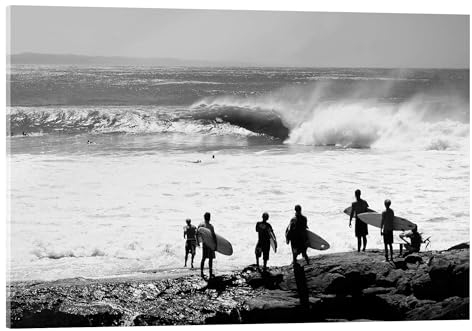 Posterlounge Surfer warten am Strand Acrylglasbild 90 x 60 cm Schwarz-Weiß Wandbilder Wanddeko