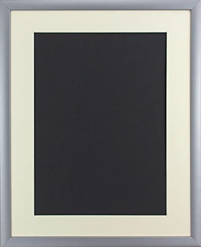 Massivholz-Bilderrahmen Dauphine 70 x 100 cm mit Passepartout passend für Bild 59,4 x 84,1 cm Rahmenfarbe: Silber Matt,Passepartoutfarbe: Antik Weiß. Geeignet für Kunstdrucke, Poster und mehr.