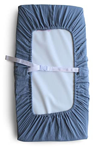 Mushie Waschbar Wickelauflagenbezug | Wickelauflagehbezug 70x45 cm, Passend für Standard-Wickelauflage | Verstellbare Sicherheitsgurte (Tradewinds)