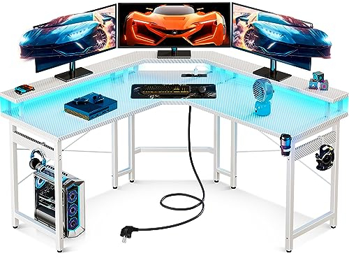 ODK Mesa de Gaming con LED, Escritorio de Gaming con 2 enchufes y 2 Puertos USB, con Amplia Superficie para el Monitor, Escritorio Gamer en Fibra de Carbono Blanco, 129x129 cm
