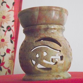 Duftlampe aus Speckstein 9,5 cm hoch mit abnehmbarer Schale 7 cm Durchmesser; in schöner farbiger marmorierte Effekt mit geschnitztem Muster. Made in Indien – Verkauft von Spiritual Gifts. Normalerweise innerhalb von 2 Werktagen verschickt.