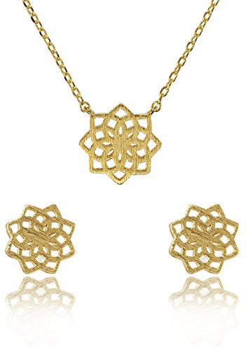 Namana Mandala halsband och örhängen uppsättning. Borstad finish smycken set för kvinnor. Mandala blomma hänge halsband och stiftörhängen. Smyckesset för kvinnor med presentask e 14 karat guldpläterad basmetall, colore: Guld, cod. 20152