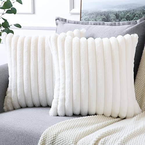 Soleebee Lot de 2 - Taies d'oreiller Velours Peluche, Taies d'oreiller Artificielle Douce Fourrure Housse de Coussin Décoration pour Chambre Lit Voiture De La Maison Canapé (45x45cm, Beige Blanc)