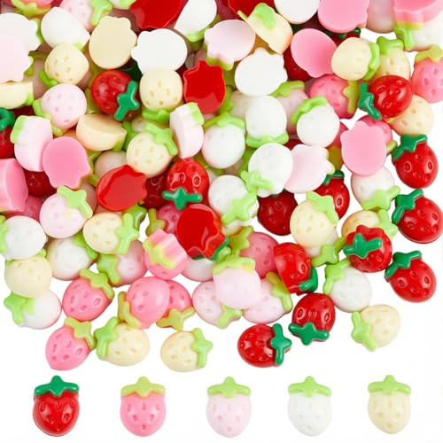 SUNNYCLUE 1 Schachtel Mit 150 Erdbeer Harzanhängern Bunte Flache Mini Erdbeeren Mit Cartoon Motiv Ideal Zum Verzieren von Scrapbooking Projekten DIY Bastelarbeiten Haarspangen Und Handyhüllen.