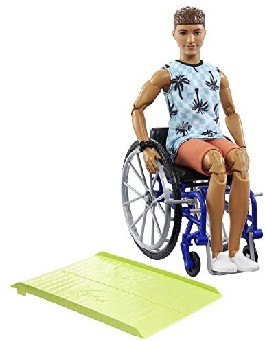 Barbie - Barbie Fashionistas Bambola Ken con sedia a rotelle e rampa con capelli castani, t-shirt da spiaggia e pantaloncini arancioni, abiti e accessori, giocattolo per bambini 3+ Anni, HJT59