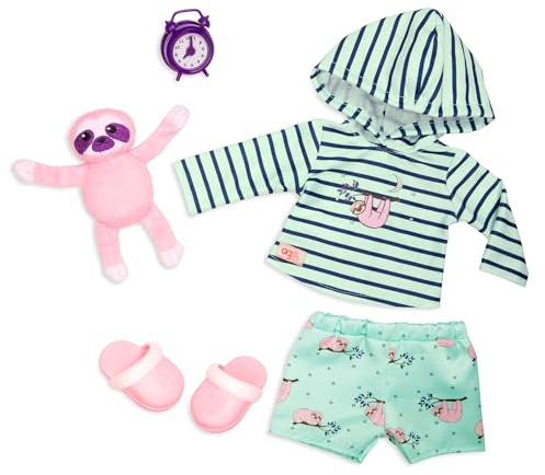 Our Generation Sleepy Sloth – Pyjama-Outfit für 46-cm-Puppen | Puppenkleidung mit Kapuzenoberteil, Shorts, Hausschuhen, Faultier-Plüschtier und Spielwecker, Sloth Pyjama-Outfit, 3+ Jahre