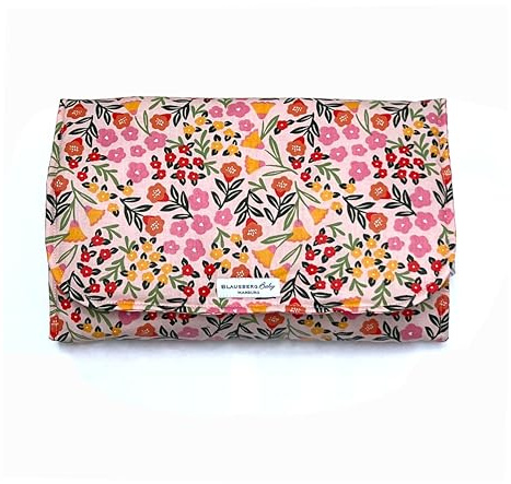 Blausberg Baby – Wickelunterlage für unterwegs, faltbare Wickel-Clutch aus beschichtetem Stoff, wasserdicht & abwaschbar, kompakt für Handtasche, nachhaltig (Happy Flower Rosa)