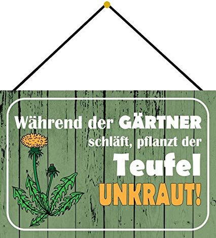 Blechschild mit Kordel 30 x 20 cm Garten Spruch: Während der Gärtner schläft, pflanzt der Teufel UNKRAUT - Blechemma