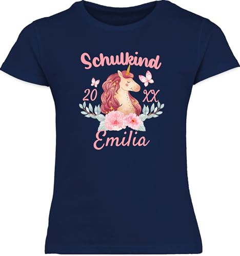 Geschenk mit Namen personalisiert by Shirtracer - T-Shirt Mädchen - Einschulung - Schulkind Einhorn 2026