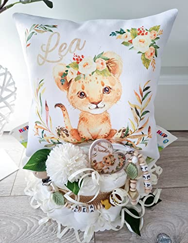 Windeltorte mit Name - Kuschelkissen Löwe Mädchen I Schnullerkette & Greifling - Geschenk, Babyparty, Geburt oder Taufe + auf Wunsch, gratis Grußkärtchen