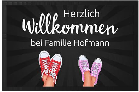 Kiddle-Design Fußmatte Personalisiert Familie, Willkommen bei mit 2-5 Turnschuhen und Wunschname Geschenk Einzug Richtfest Einweihung Fußabtreter flach & dünn 60x40cm 5 Schuhe