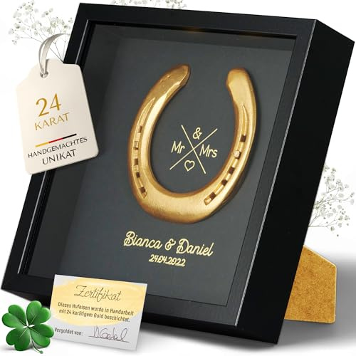Thiger Hochzeitsgeschenk Hufeisen im Rahmen, personalisiert, 24K vergoldet | Echtes Hufeisen, Namen & Datum, 27x27x5 cm Tiefrahmen, aufhängbar/aufstellbar, ideal als Geldgeschenk zur Hochzeit