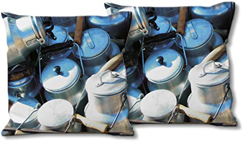 Glücksvilla - Künstler-Foto-Kissen-Hüllen - Kissen-Bezüge Set (2 STK.) 40 x 40 cm, Zierkissen - Deko-Kissen. Motiv: Milchkannen 1 - Küche Milch Geschirr Kuh Bauernhof Fotografie