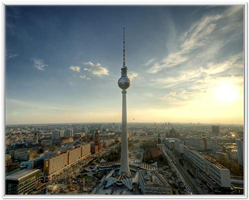 Wallario Wandbild - Fernsehturm Berlin mit Panoramablick über die Stadt in Premiumqualität, Poster mit weißem Rahmen, Größe: 40 x 50 cm