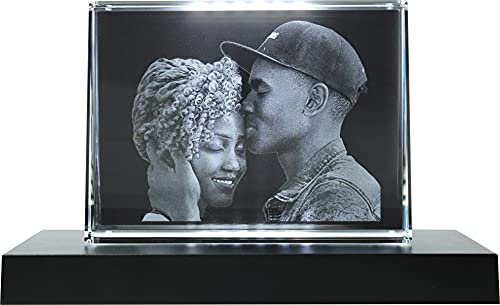 Galerie Kristall Massiver selbststehender Glas-Frame mit Wunsch-Foto und Wunsch-Text (105 x 140 x 35 mm, Querformat, inkl. schwarzem LED-Lichtsockel mit Batterien)