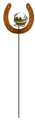 Gartendekoshop24 – Gartendeko Hufeisen, Glücksbringer. Roststab Hufeisen mit Edelstahlkugel, 140 cm. Handgemachter Stab mit Hufeisen, als tolle Geschenkidee für Pferdeliebhaber, wetterfest.