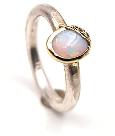LeoLars-PABE Weißer Opal Design Ring, Gr. 58-59, aus 925er Silber mit 585er Goldfassung, pastellfarbenes Opalfeuer, gehämmert, verziert, Unikat, Handarbeit