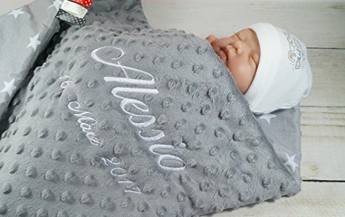 BotoBaby ★ Zweilagige Babydecke mit Namen und Datum Bestickt ★ Minky ★ Baumwolle ★ Füllung ★ (Grau - Sternen 3, 75 x 100 cm)