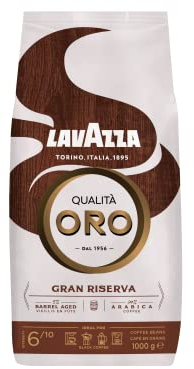 Lavazza, Qualità Oro Gran Riserva, Caffè in grani, 1 Kg, con note aromatiche di frutta rossa, 100% arabica e 5% di chicchi invecchiati in botte di liquori, intensità 6/10, torrefazione leggera